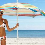 Pickel im Sommer: Was steckt hinter der Mallorca-Akne? frau_sonnenschirm