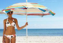 Pickel im Sommer: Was steckt hinter der Mallorca-Akne? frau_sonnenschirm